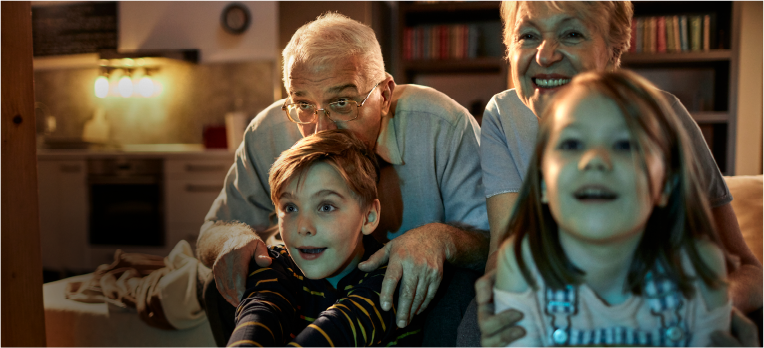 Photo de grands-parents et d'enfants regardant la télévision pendant une panne de courant